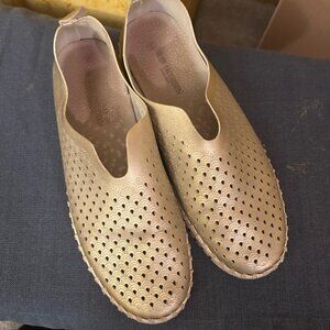 Jacobsen  Tulip 139 gold slip on fashion  sneakers  sz  7.5   (38) excellent con